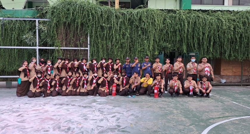 PRAMUKA PENGGALANG SMPIT ASY-SYUKRIYYAH Mengundang Tim Pemadam Kebakaran dari Dinas Pemadam Kebakaran Ciledug Kota Tangerang