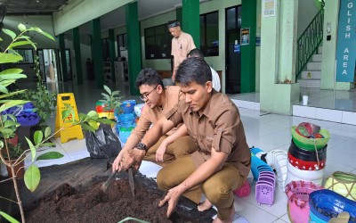 Aksi menanam pohon bersama warga sekolah